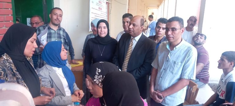 عميد الكلية يتفقد مقار استقبال الطلاب الجدد