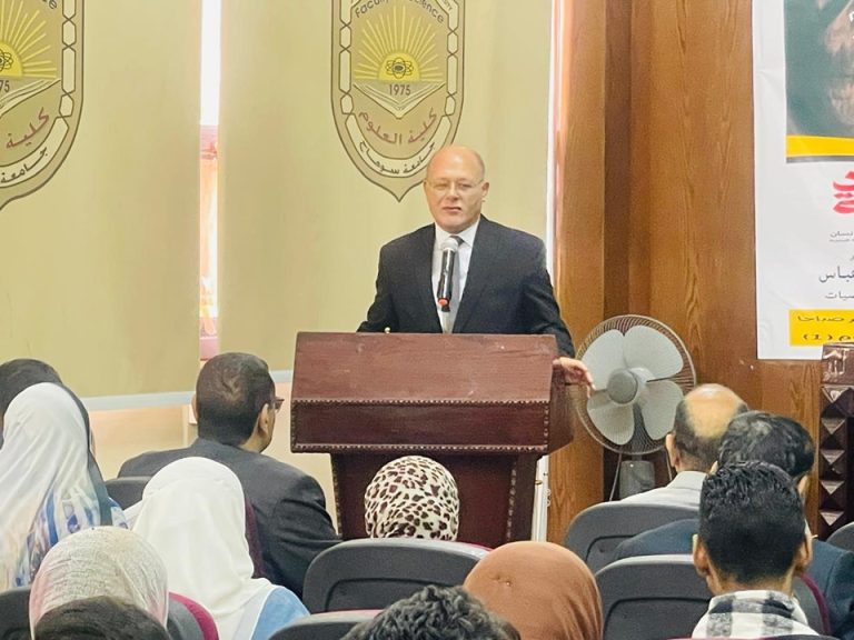 رئيس الجامعه يشيد ويكرم الفريق البحثي الطلابى بكلية العلوم