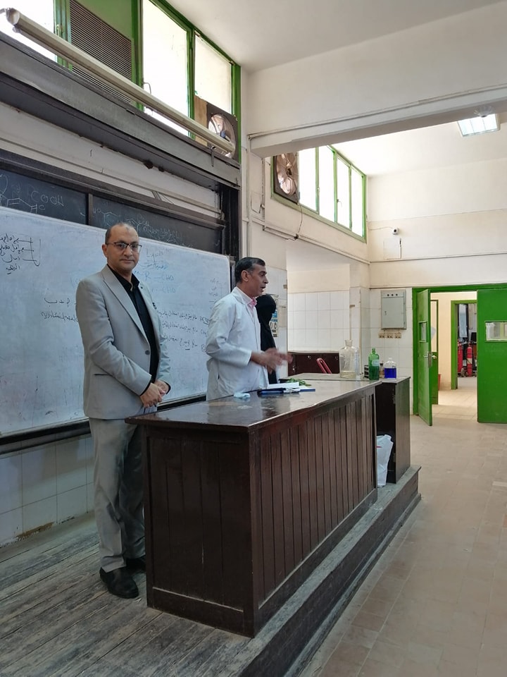 ورشة عمل للطلاب حول اسس الأمن والسلامه فى المختبرات وكيفية تنفيذ سيناريو تجربة الإخلاء والتعامل الامن مع الكيماويات المعملية