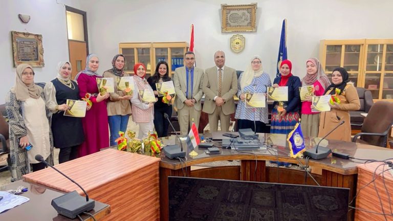 عميد الكلية يكرم الموظفين المثاليين بكلية العلوم