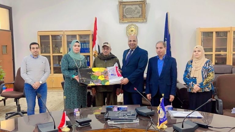 عميد الكلية يكرم مدير إدارة شؤون الخريجين لبلوغه السن القانونيه