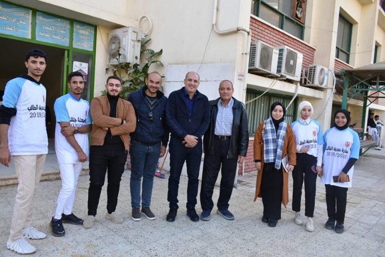 عشيرة الجوالة بكلية العلوم تتألق فى مسابقة الرسم على الجدران