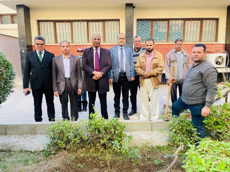 كلية العلوم تشارك فى زراعة ٢٠٠ شجرة مثمرة بمقر الجامعة القديم