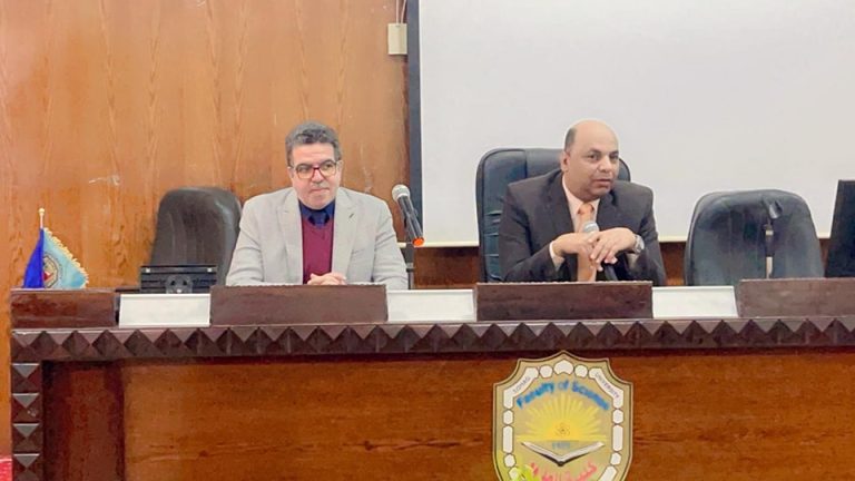 اجتماع عميد الكلية مع الهيئة المعاونة استعدادا لامتحانات الفصل الدراسي الاول.