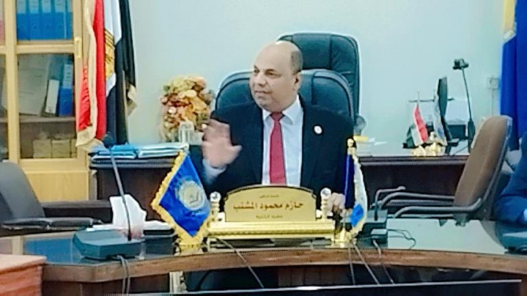 اجتمع سعادة أ.د/ حازم المشنب عميد الكلية مع أعضاء اللجنة التنفيذية للبرامج الخاصة