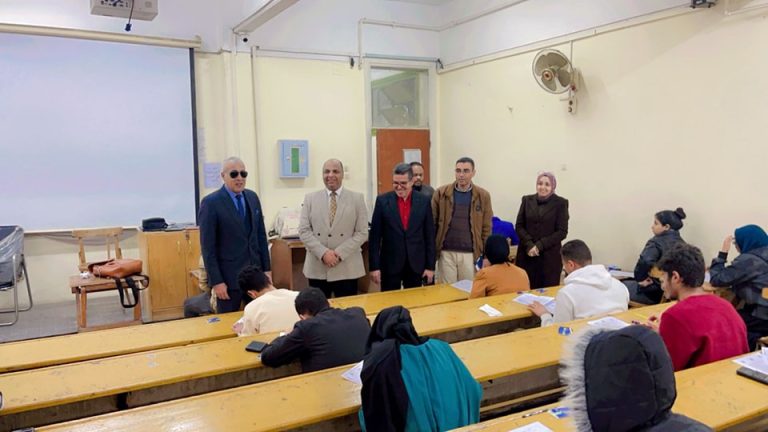 جولة تفـقـدية للأستاذ الدكتور/  عبد الناصر يس نائب رئيس الجامعة لشئون التعليم والطلاب للاطمئنان على سير الامتحانات بالكلية.