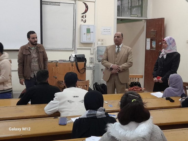 عميد الكلية يتفقد سير الامتحانات بالكلية