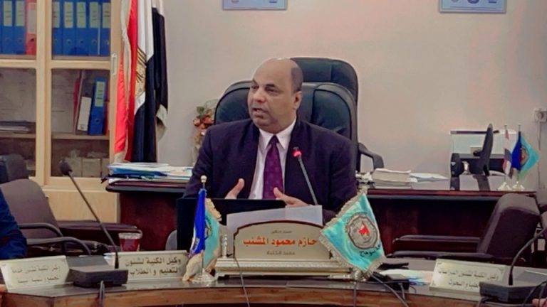 اجتماع ا.د/ عميد الكلية لبيان مدى انجاز الكنترولات