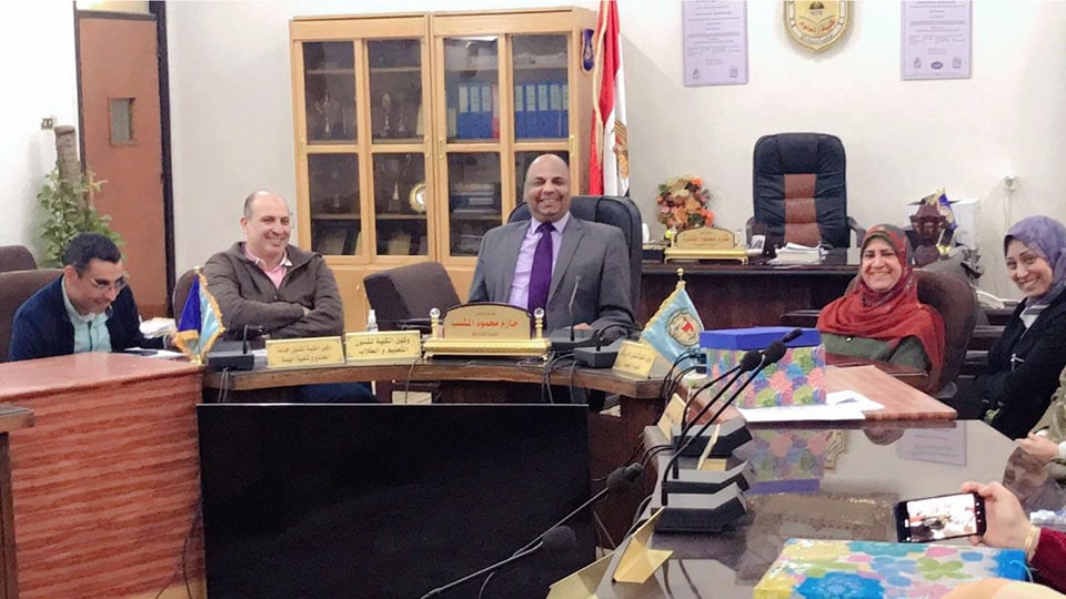 عميد الكلية يكرم الأستاذة سامية فاروق المساوي بمناسبة بلوغها سن التقاعد