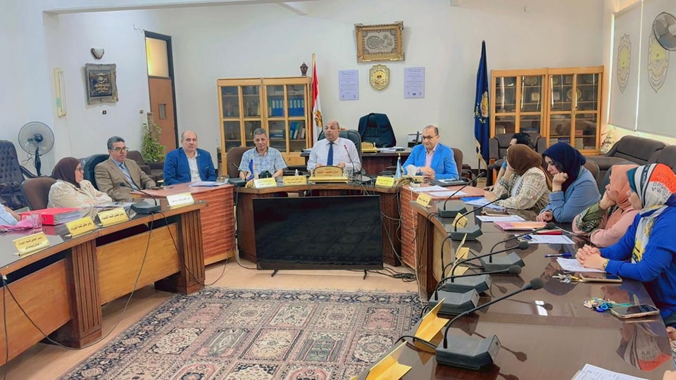 اجتماعًا موسعًا مع مسؤولي المعايير وخبير الجودة الأستاذ الدكتور أحمد الخطيب