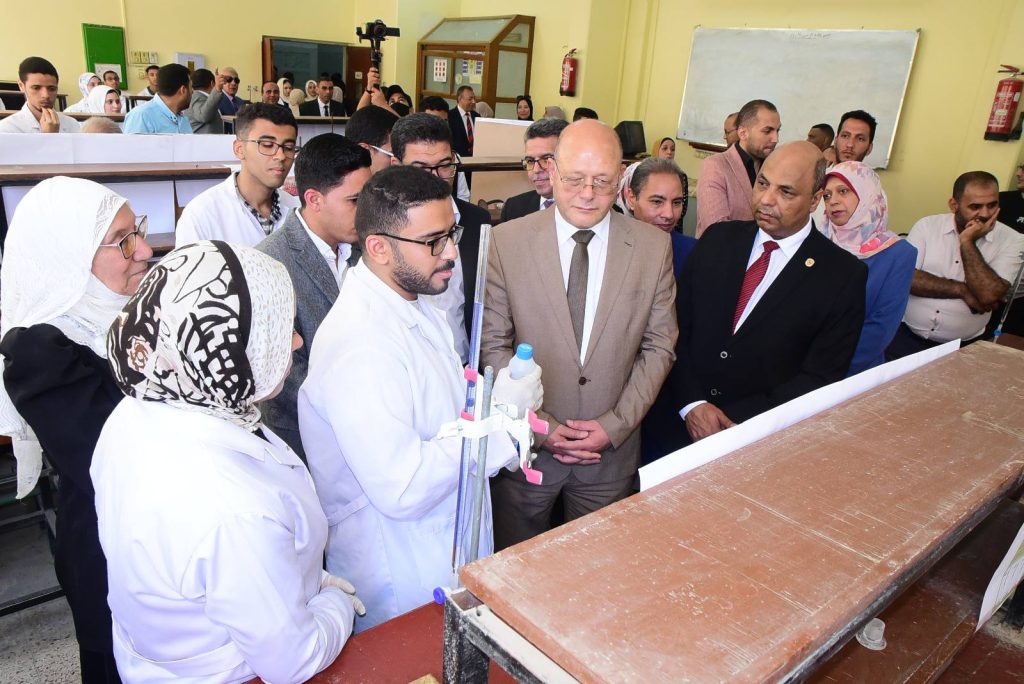 النعماني يشيد بما انتجه الطلاب من تجارب علمية مبتكرة و٤٠ تجربة تطبيقية فى الكيمياء بالمعرض العلمي البحثي الاول لطلاب كلية علوم بسوهاج