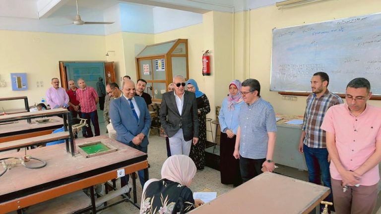 تفقد سعادة أ.د/ عبد الناصر يس، نائب رئيس الجامعة لشؤون التعليم والطلاب لجان امتحانات الفصل الثاني بكلية العلوم