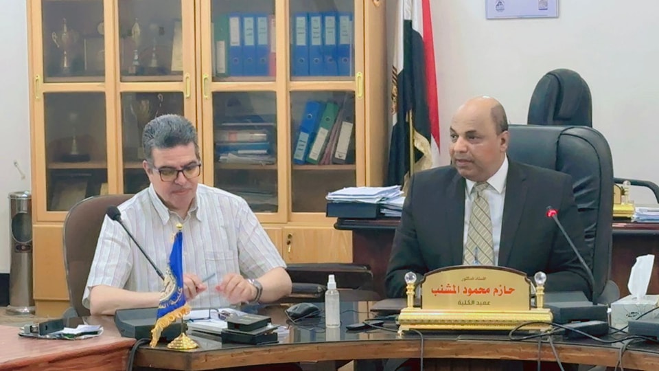 اجتمع الأستاذ الدكتور حازم المشنب مع أعضاء اللجنة التنظيمية للمؤتمر الأول للأبحاث الطلابية