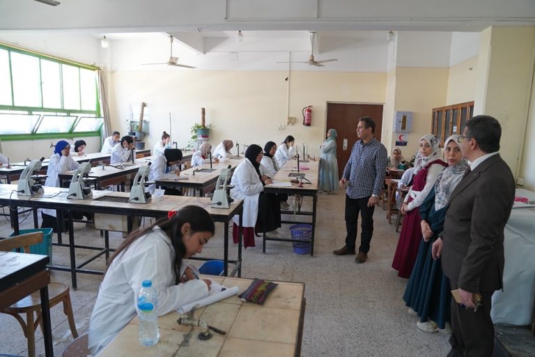 تفقد أ.د/ حسين عبد الحافظ وكيل الكلية لشئون التعليم والطلاب سير الامتحانات العملية للفصل الدراسي الثاني