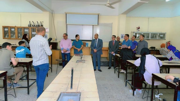 الأستاذ الدكتور حازم المشنب يتفقد لجان امتحانات الفصل الدراسي الثاني