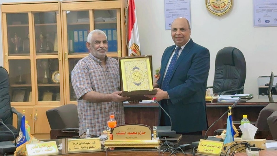 تكرَّيم أ.د/ حازم المشنب، عميد كلية العلوم، الأستاذ خالد درديري بادارة الحسابات بمناسبة إحالته إلى التقاعد