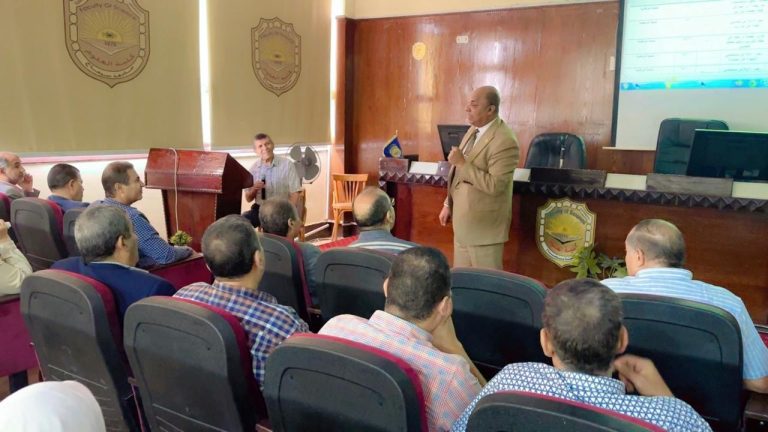 مناقشة الخطط التنفيذية والاستراتيجية للكلية وآليات تطوير الأداء الأكاديمي والإداري