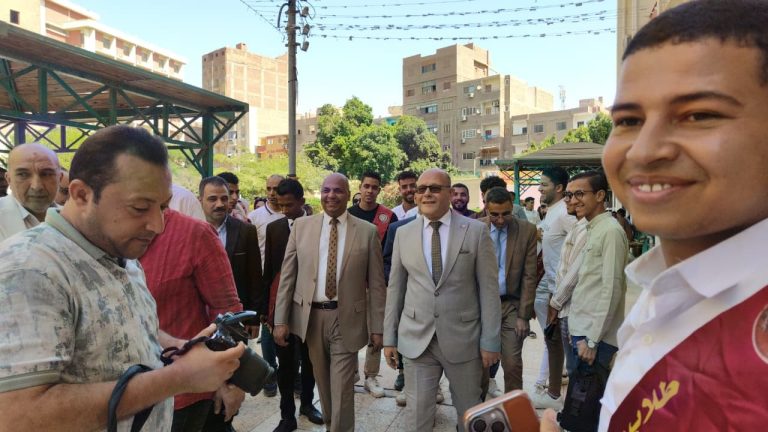 جولة رئيس الجامعه فى كلية العلوم ومشاركته الأنشطة الطلابية