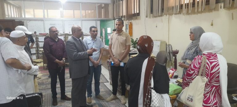 جولة تفقدية للاستاذ الدكتور/ عميد الكلية لمتابعة انتظام العمل وسير الإجراءات الخاصة بالطلاب