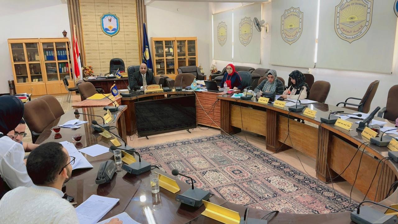 اجتماع مع أعضاء اللجنة المختصة بمراجعة نتائج السنوات الدراسية للطلاب