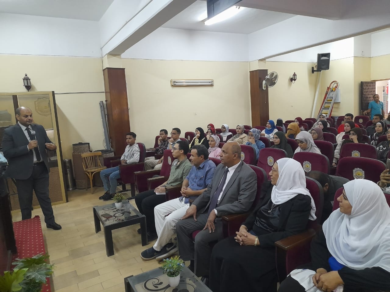 محاضرة علمية متميزة بعنوان “مشروعات البحوث التنافسية”