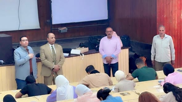 أ.د/ عميد الكلية يتابع سير العملية الامتحانية