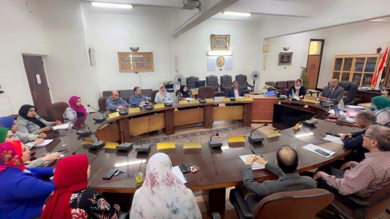 اجتماع لبحث المشكلات الأكاديمية التي تواجه الطلاب خلال فترة التسجيل والدراسة