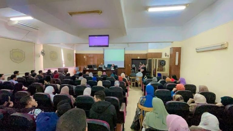محاضرة تعريفية للطلاب حول متطلبات وآليات التدريب الميداني