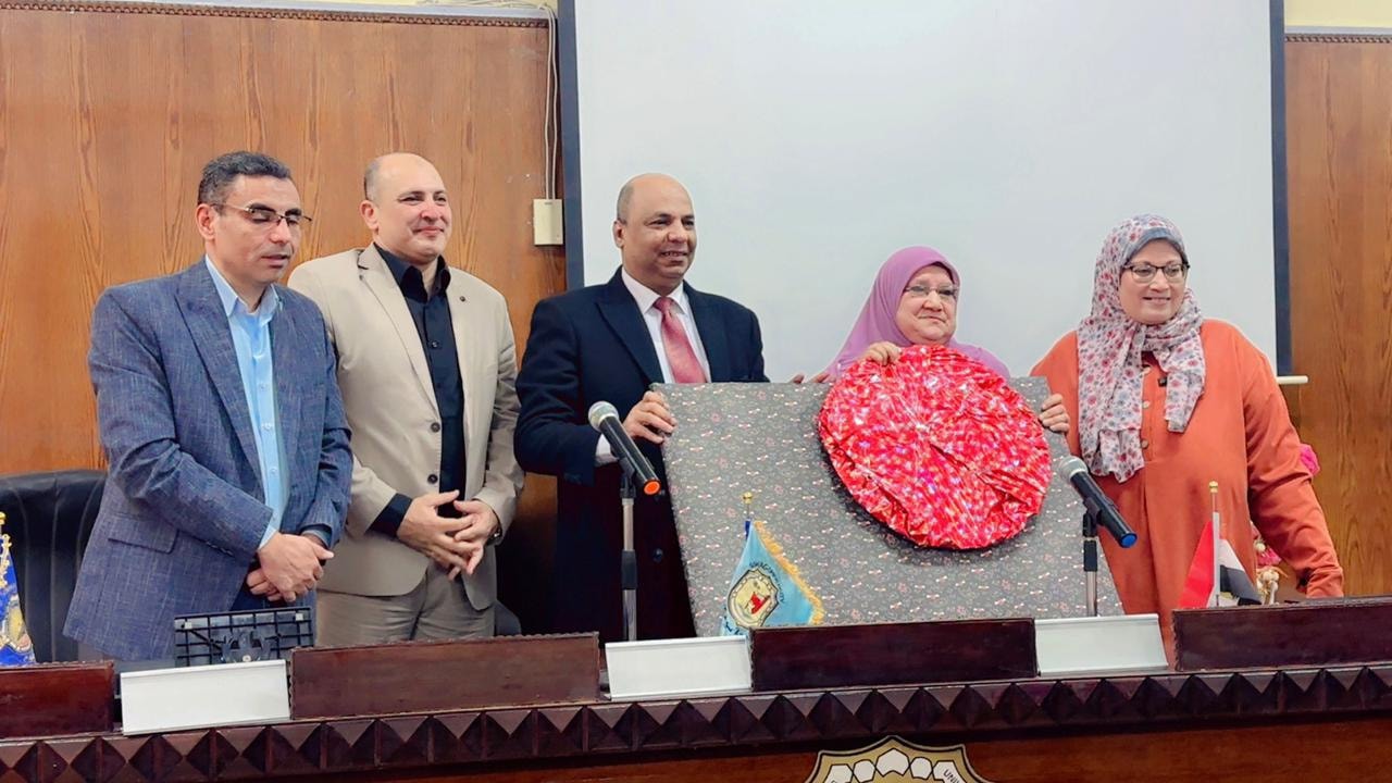 كلية العلوم تحتفل بتكريم السيدة/ أمورة هاشم أحمد لبلوغها سن المعاش