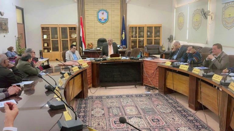 بحث عدد من الشؤون الأكاديمية والإدارية بقسم الجيولوجيا