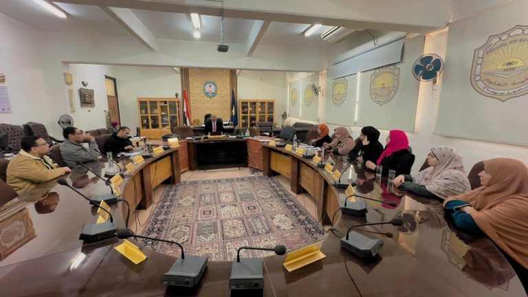 اجتماع ا.د/ عميد الكلية مع اعضاء التدريس بقسم الفيزياء لبحث اعمال الكنترول