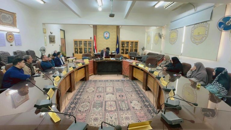 اجتماع ا.د/ عميد الكلية مع موظفي قسم الفيزياء لرفع كفاءة الأداء الوظيفي