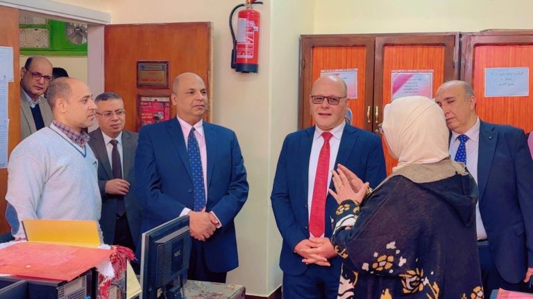 رئيس جامعة سوهاج يقوم بجولة تفقدية بكلية العلوم