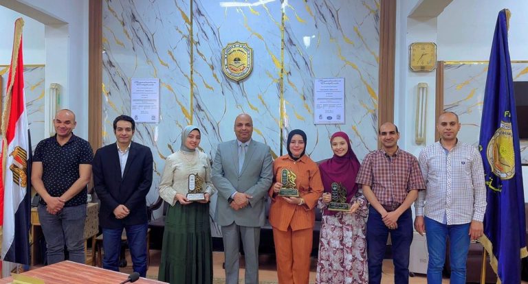 تكريم الأستاذ الدكتور/ حازم المشنب – عميد الكلية للطلاب المثاليين بالكلية