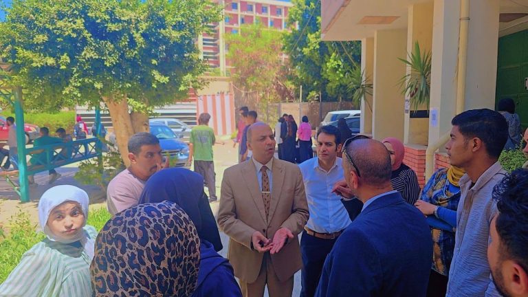 عميد كلية العلوم يلتقي الطلاب الجدد وأولياء الأمور ويجيب عن استفساراتهم