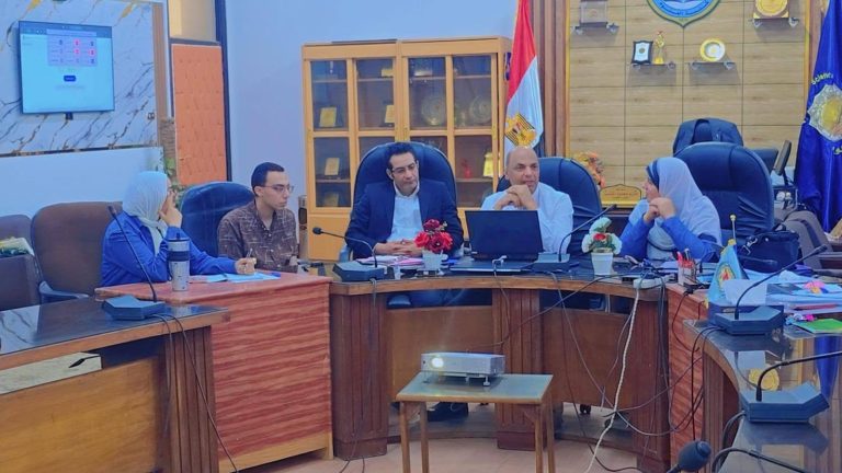 اجتماع عميد كلية العلوم بسوهاج مع فريق وحدة التدريب لمراجعة الخطة التدريبية