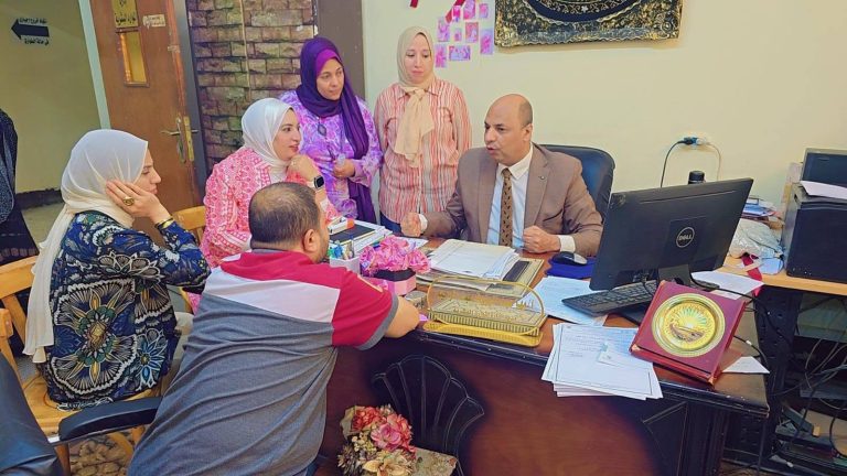 عميد كلية العلوم بسوهاج يدرب موظفي الموارد البشرية على البرامج الإلكترونية الجديدة