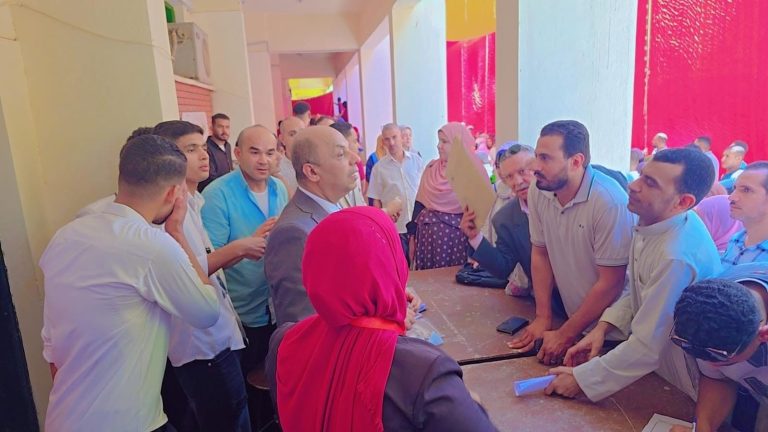 عميد الكلية يشرف على استقبال الطلاب الجدد والغير مرشحين علوم سوهاج ويوجه بتسهيل الإجراءات