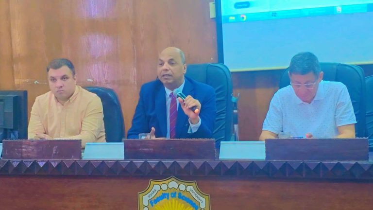 ندوة تعريفية للعاملين بكلية العلوم بسوهاج بعنوان «معايير الجودة والاعتماد»