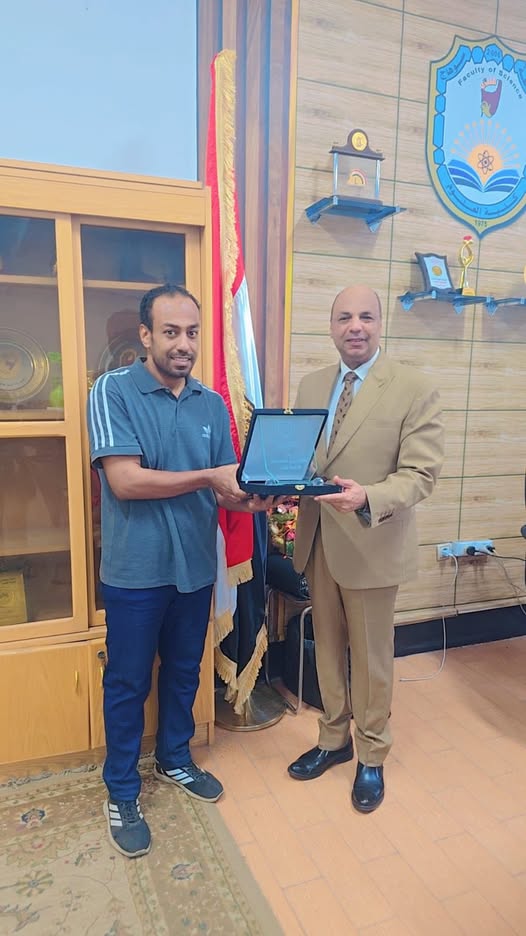 مدرسة جيل المستقبل الخاصة للغات تُهدي درعًا لعميد كلية العلوم بجامعة سوهاج تقديرًا للدور المجتمعي للكلية