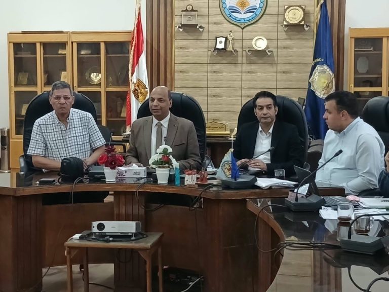 عميد كلية العلوم بجامعة سوهاج يستعرض أنشطة الكلية وخطوات التحول الرقمي أمام أعضاء الجهاز الإداري