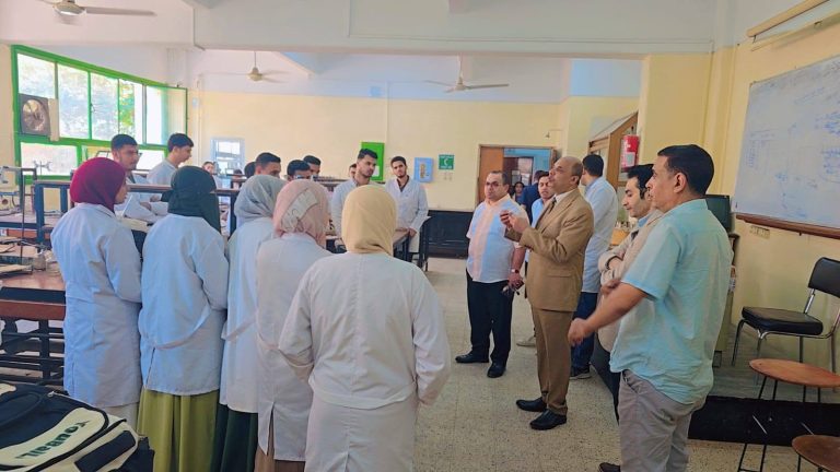 عميد كلية العلوم بجامعة سوهاج يلتقي الطلاب داخل السكاشن العملية وينشر ثقافة الجودة
