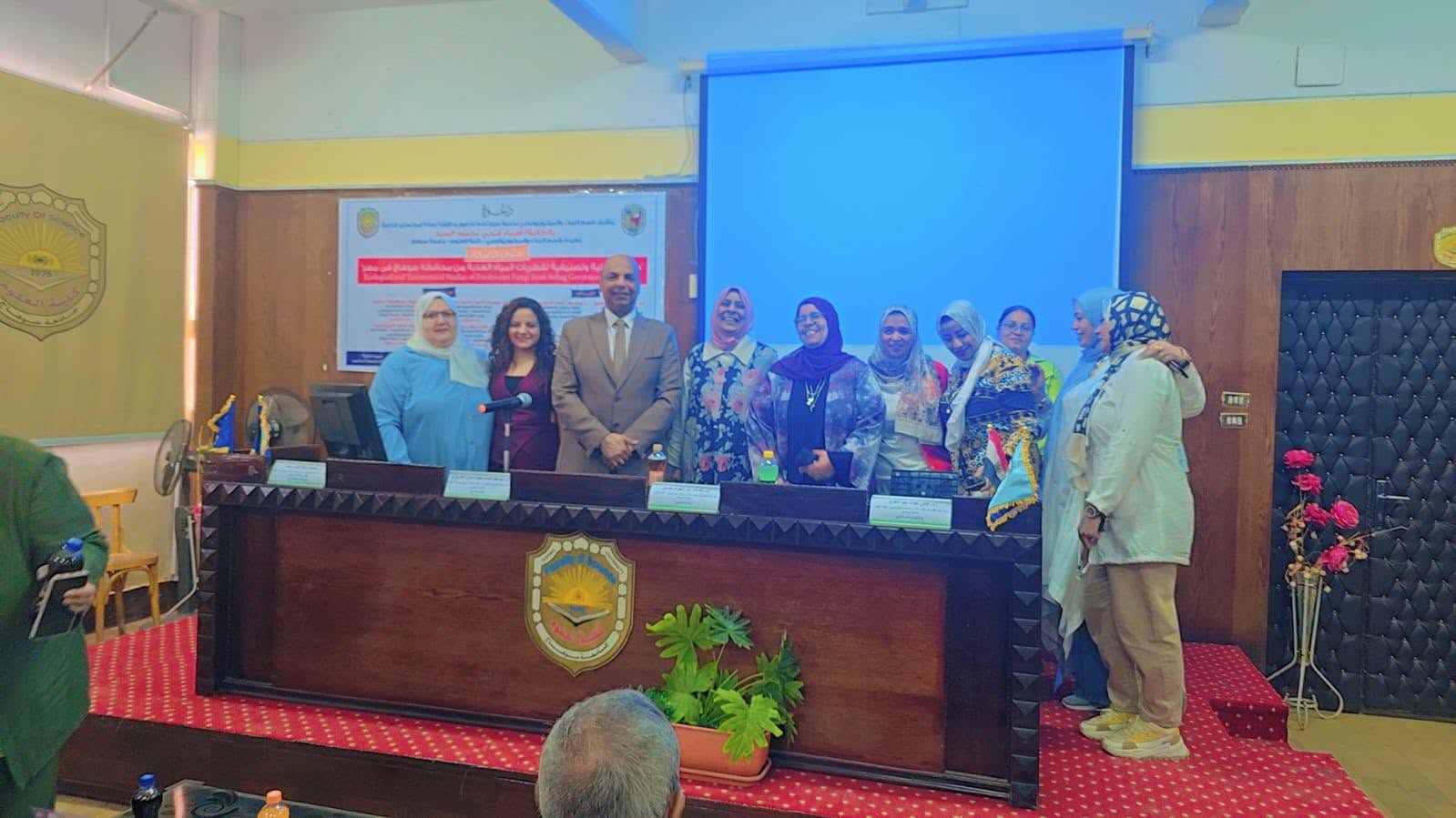 اسرة كلية العلوم بسوهاج تكرم السيدة إيمان الديب بالوحدة الحسابية لبلوغها سن المعاش